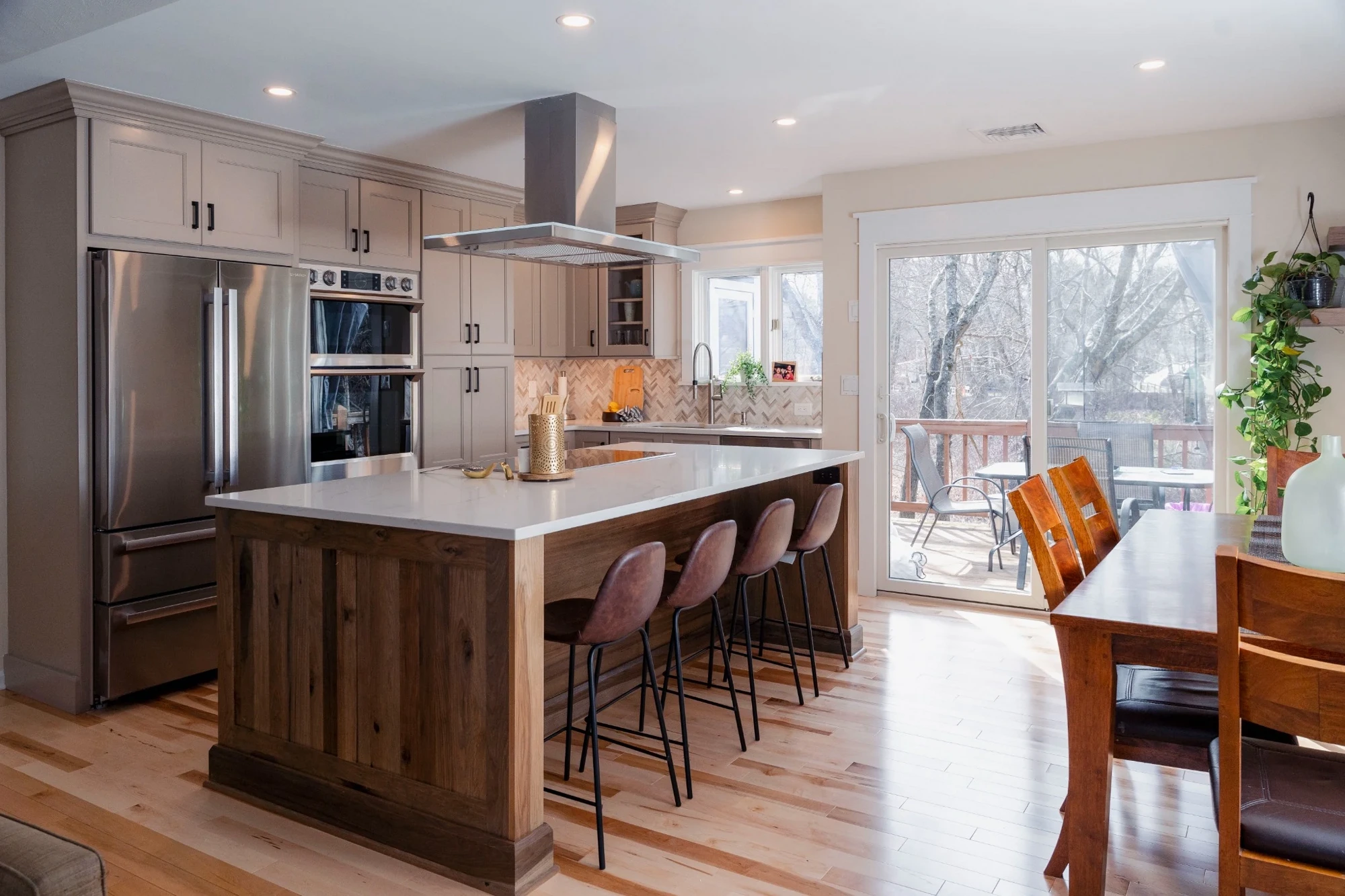 Hudson Modern Kitchen w/ Warm Tones